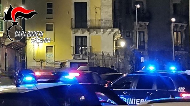 Scorrazza di notte in pieno centro con un’auto rubata: arrestato un 20enne