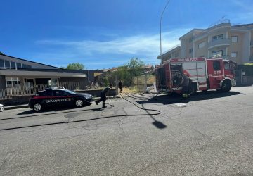 Giarre, divampa incendio nel centro diurno di via Berlinguer. Intervento dei Vvf e Cc