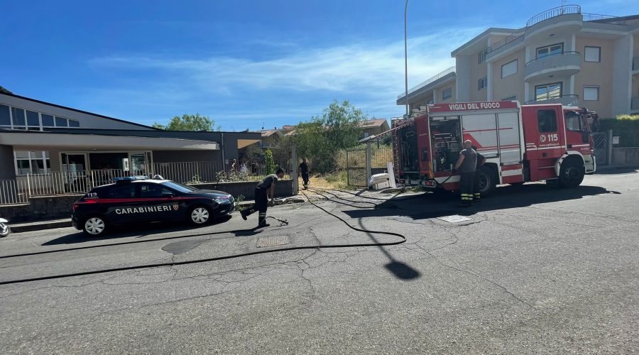 Giarre, divampa incendio nel centro diurno di via Berlinguer. Intervento dei Vvf e Cc