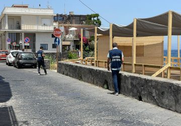 Torre Archirafi, sequestrata dalla Guardia costiera veranda sul mare abusiva  VD
