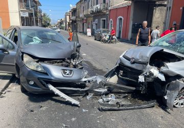 Giarre, frontale sul viale Sturzo: tre feriti