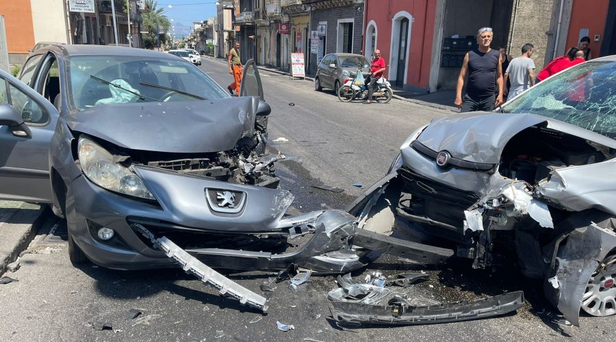 Giarre, frontale sul viale Sturzo: tre feriti