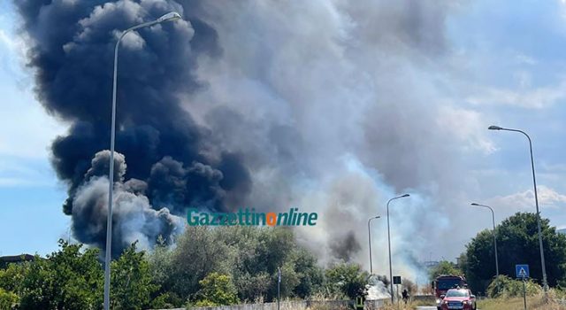 Giarre, vasto incendio in via Michele Federico Sciacca