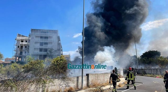 Giarre, vasto incendio in via Michele Federico Sciacca