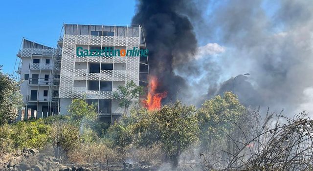 Giarre, vasto incendio in via Michele Federico Sciacca