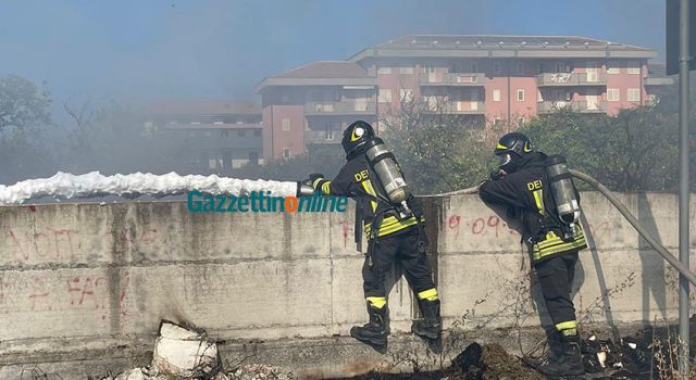 Giarre, vasto incendio in via Michele Federico Sciacca