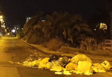 Giarre, microdiscarica a centro di carreggiata. L'ultima frontiera dello sporcaccione