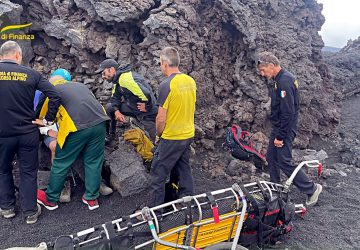 Etna, i militari del Soccorso Alpino della GdF sono intervenuti per soccorrere turisti in difficolt&agrave;
