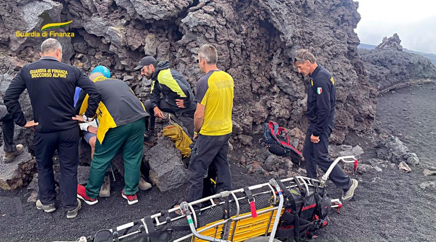 Etna, i militari del Soccorso Alpino della GdF sono intervenuti per soccorrere turisti in difficoltà