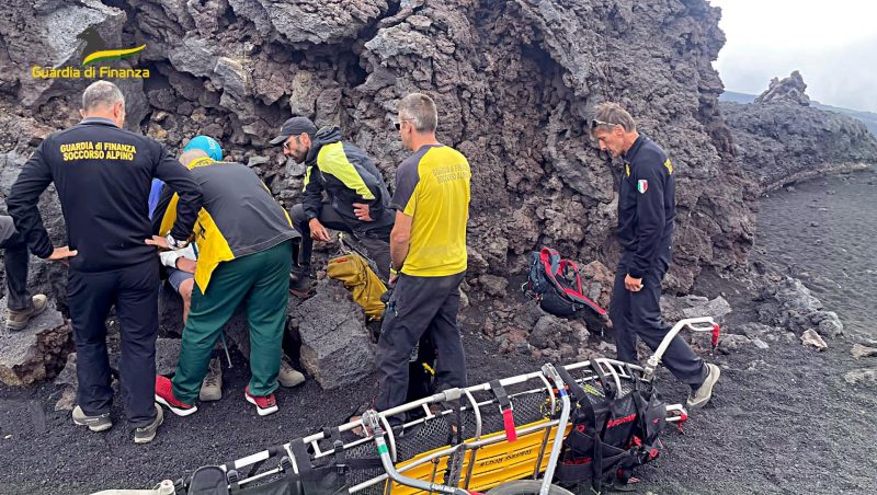 Etna, i militari del Soccorso Alpino della GdF sono intervenuti per soccorrere turisti in difficoltà