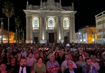 Riposto celebra Franco Battiato: bagno di folla a piazza San Pietro