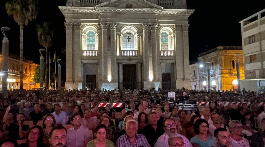 Riposto celebra Franco Battiato: bagno di folla a piazza San Pietro