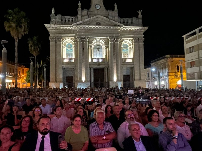 Riposto celebra Franco Battiato: bagno di folla a piazza San Pietro