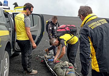 Etna, i finanzieri del S.a.g.f. di Nicolosi prestano soccorso ad una turista francese
