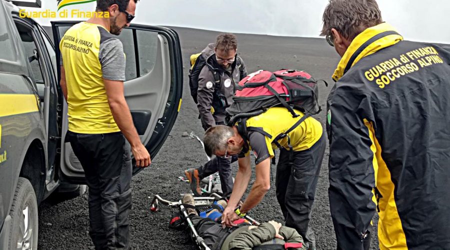 Etna, i finanzieri del S.a.g.f. di Nicolosi prestano soccorso ad una turista francese