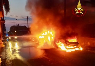 A fuoco tre auto in via Novelli a Catania