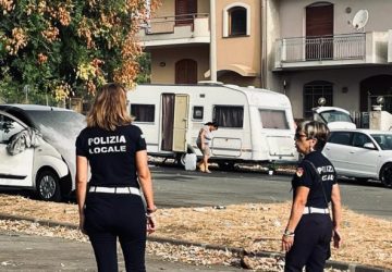 Torre Archirafi, Polizia locale sgombera colonia di nomadi nel parcheggio
