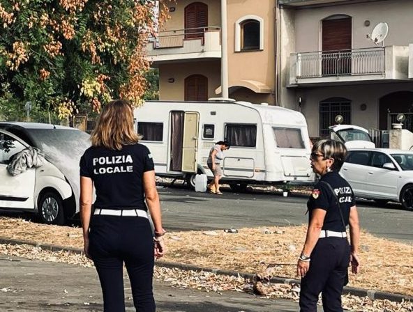 Torre Archirafi, Polizia locale sgombera colonia di nomadi nel parcheggio
