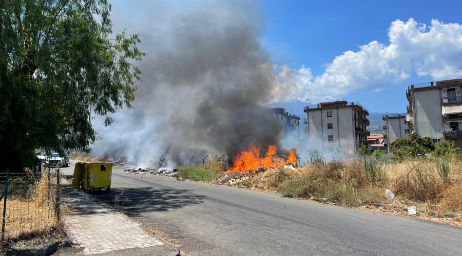 Giarre, ennesimo rogo in via Romagna: diossina e fiamme alte. Paura a Miscarello VD