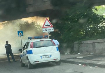 Giarre, incendio nel letto del torrente Macchia