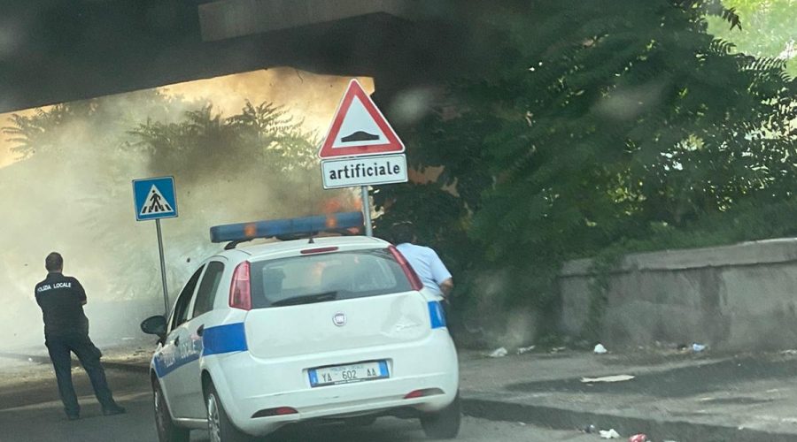 Giarre, incendio nel letto del torrente Macchia