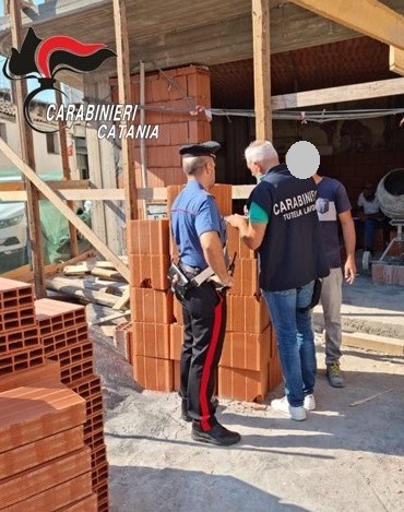 Controlli ai cantieri edili: due denunce per ponteggio in legno e corrente elettrica gratis