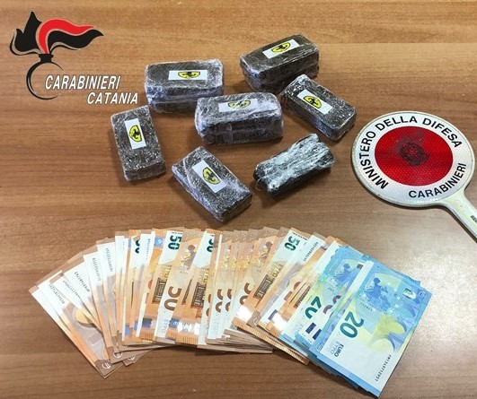 Beccato in strada ma la droga era in casa: spacciatore arrestato