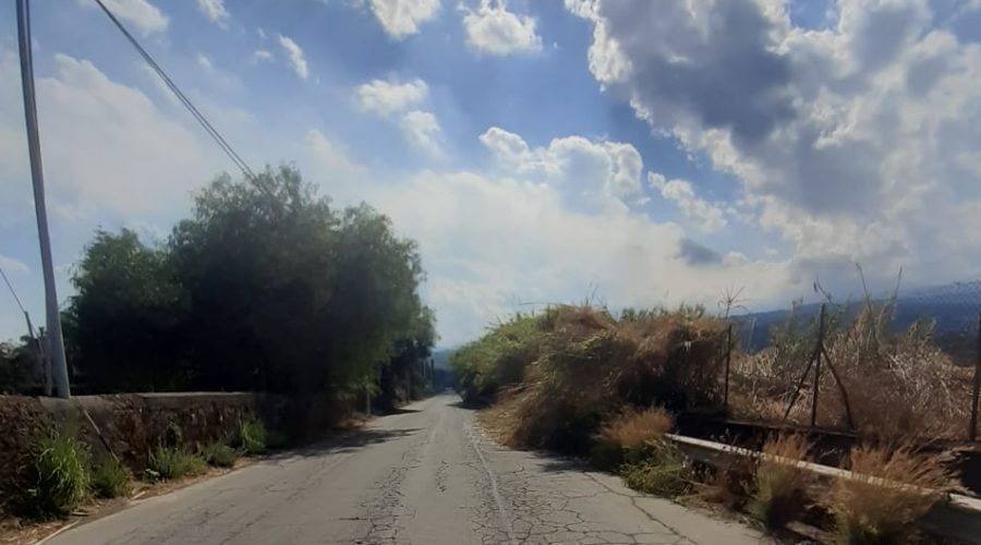 Mascali, via Carrata in stato di abbandono