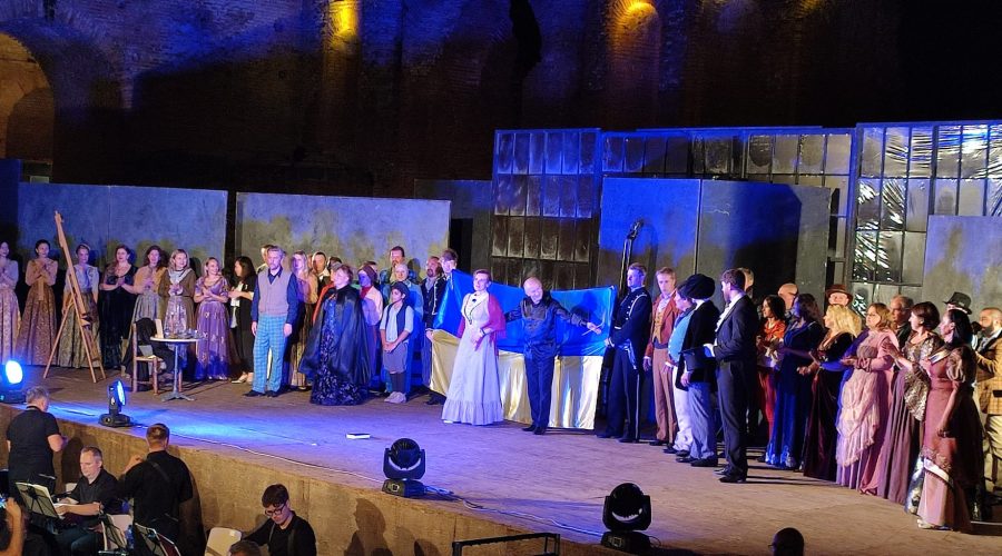 Applausi al Teatro Antico per una “Boheme” con i colori dell’Ucraina