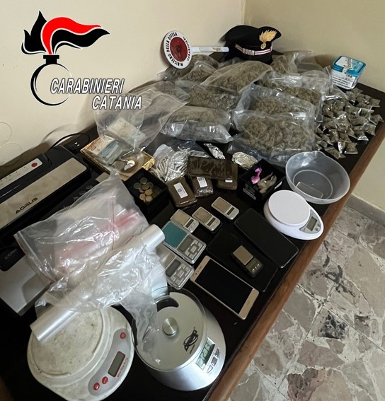 Spacciava seduto su una panchina: denunciato un 20enne e arrestato il suo fornitore 23enne