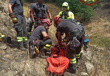 Cade in un dirupo: soccorso da un elicottero dei Vvf