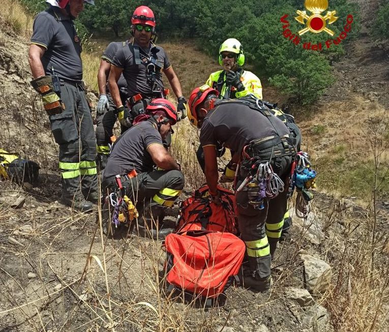 Cade in un dirupo: soccorso da un elicottero dei Vvf
