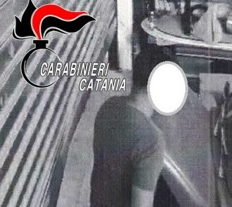 Pensava di farla franca ma viene beccato dalla telecamera: denunciato