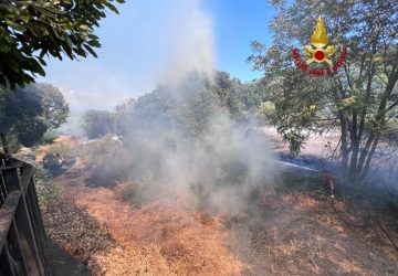 In fiamme la collina di Vampolieri, lanci di acqua da elicottero dei Vvff