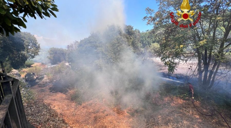 In fiamme la collina di Vampolieri, lanci di acqua da elicottero dei Vvff