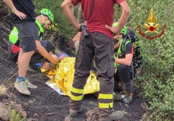 Etna nord, i Vigili del fuoco soccorrono una persona in difficolt&agrave;