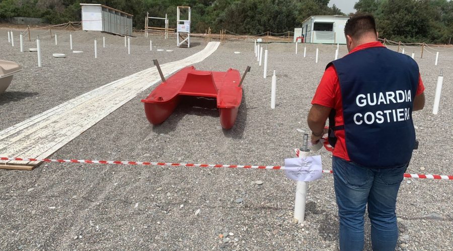 Guardia Costiera sequestra un lido a Marina di Cottone: occupazione abusiva spazio demaniale