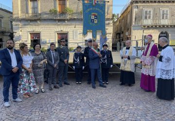 Riposto accoglie il nuovo parroco Marco Catalano. Il saluto del sindaco a nome della citt&agrave;