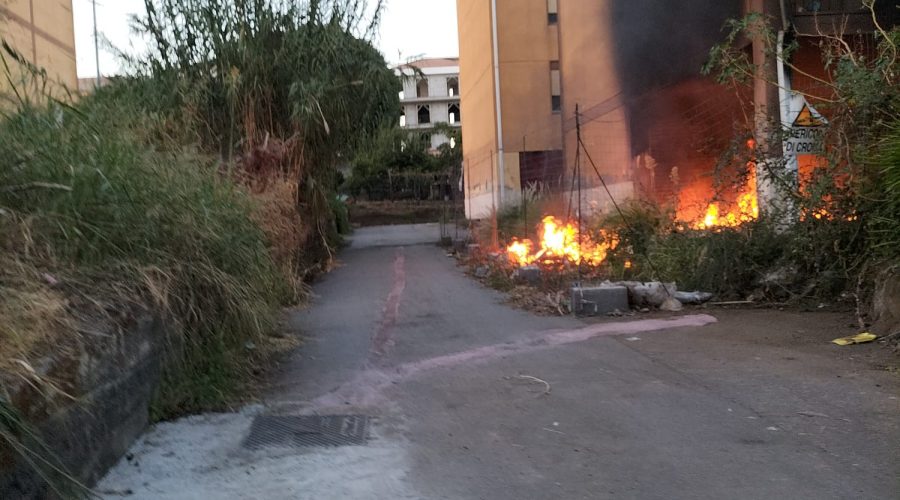 Rovettazzo, a fuoco cumuli di rifiuti. Nube nera visibile dal mare