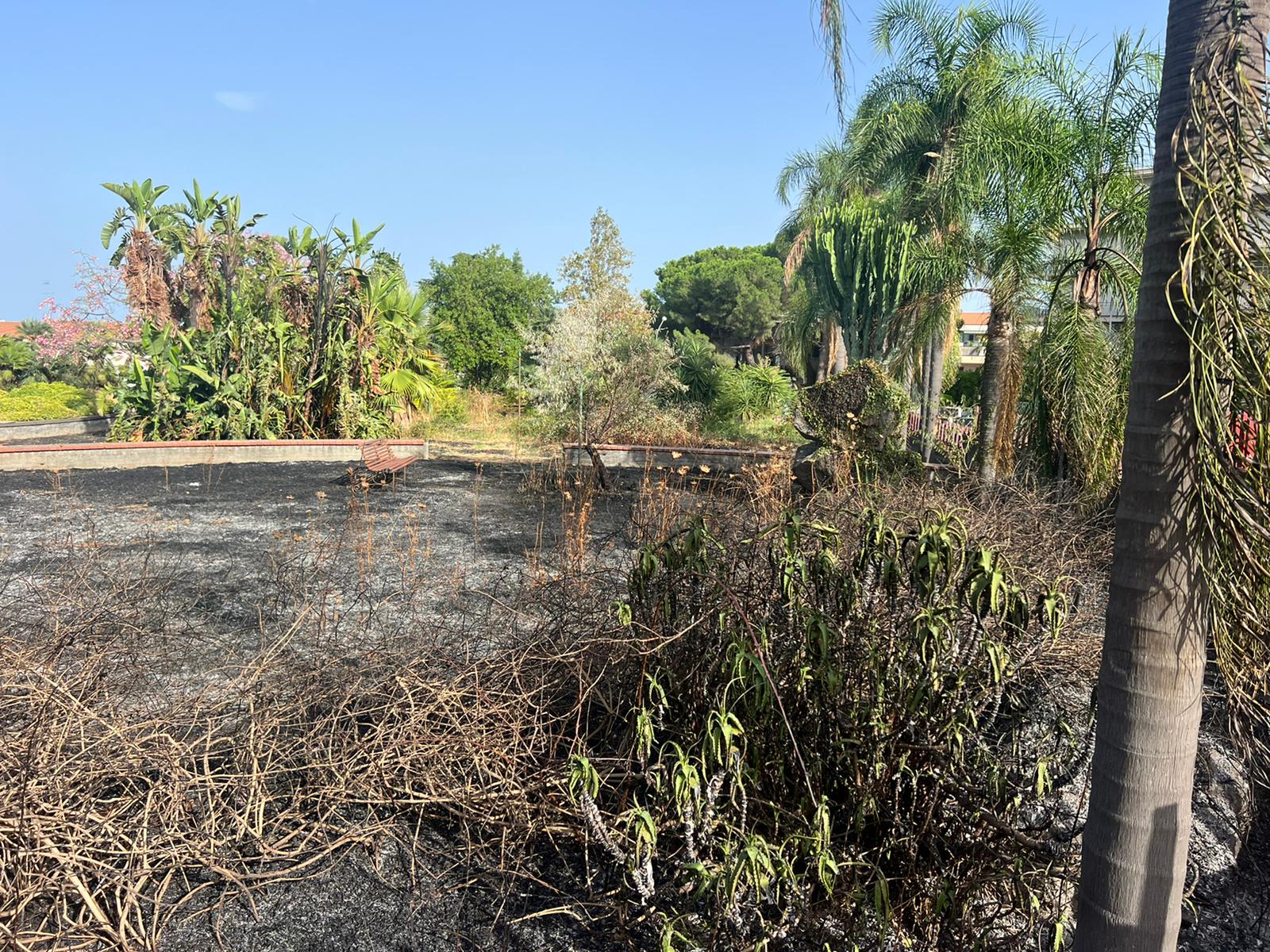 Giarre, incendio nella villa di largo Cismon del Grappa