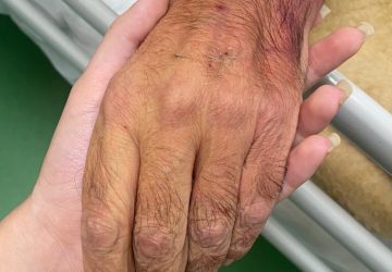 Il commovente appello di Veronika: "Aiutatemi a raccogliere soldi per il funerale di mio padre"