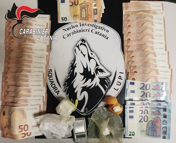 Nasconde la cocaina in un cuscino del divano di casa: arrestato