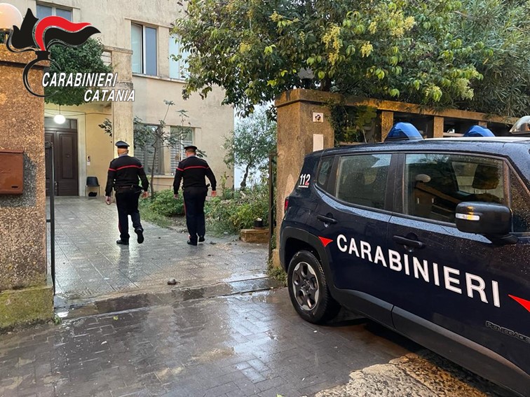 Comunità in fiamme, anziana salvata dai Carabinieri