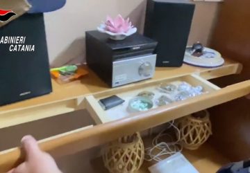 Nasconde la droga in una mensola del soggiorno: arrestato spacciatore 61enne