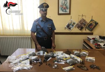 Possedeva un &ldquo;arsenale&rdquo; illegalmente detenuto in casa: denunciato un 58enne