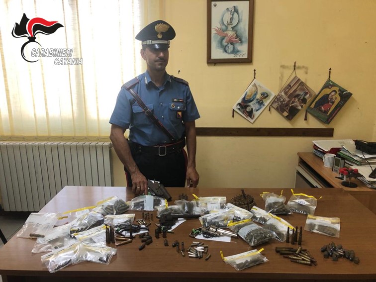 Possedeva un “arsenale” illegalmente detenuto in casa: denunciato un 58enne