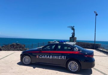 Rubano zaini e borse in spiaggia. Due persone denunciate dai Carabinieri