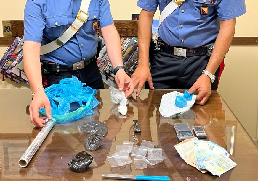 Detiene cocaina e marijuana in casa: 20enne arrestato dai carabinieri