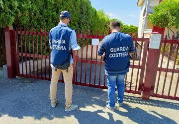 Fondachello, liquami in mare dagli alloggi estivi. La Procura procede per inquinamento e danneggiamento