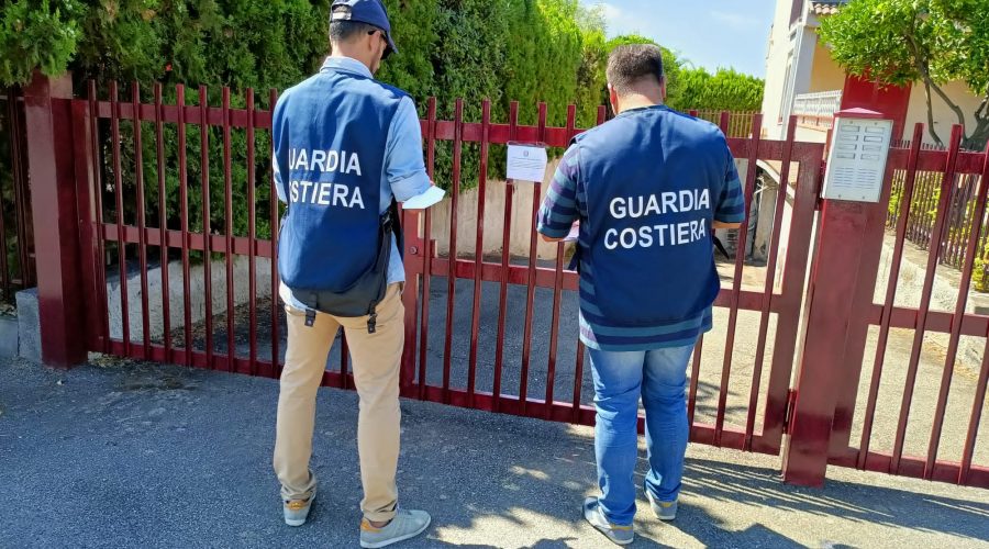 Fondachello, liquami in mare dagli alloggi estivi. La Procura procede per inquinamento e danneggiamento